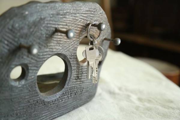 陶器の雑貨専門店「najimu」がキーフックやテープディスペンサーを大胆に再定義した新商品を発売