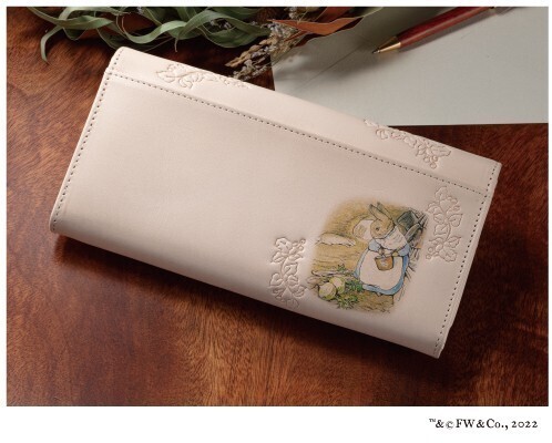 絵本『ピーターラビットのおはなし』の名場面を表現したピーターラビット(TM)の高級ヌメ革製 絵本仕立ての長財布新発売！