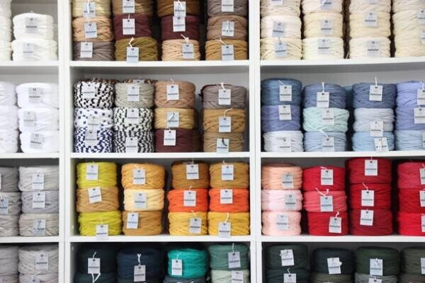 老舗染色会社≪土田産業≫がECOな糸玉を販売開始！廃棄されるはずの布ミミをアップサイクルした紐で編み物を