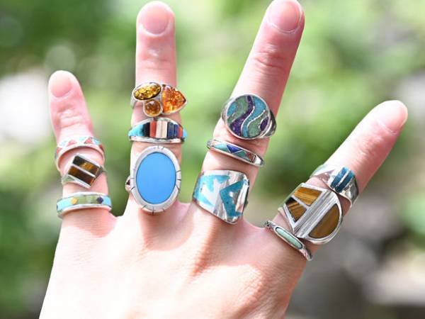 海外買付の“1点ものヴィンテージジュエリー”を販売する「DEMODE(デモデ)」が実店舗オープンと事業拡大を目指し、クラウドファンディングのプロジェクトを10/2まで実施中