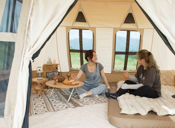 Makuakeで応援購入総額2,600万円を突破した広々ロッジ型テント「Dolce lodge」が10月20日発売