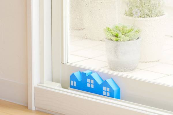 ぐんぐん吸水し、絞るだけで吸水力が回復！「置くだけ吸水スポンジブロック　窓結露用」10/1販売開始