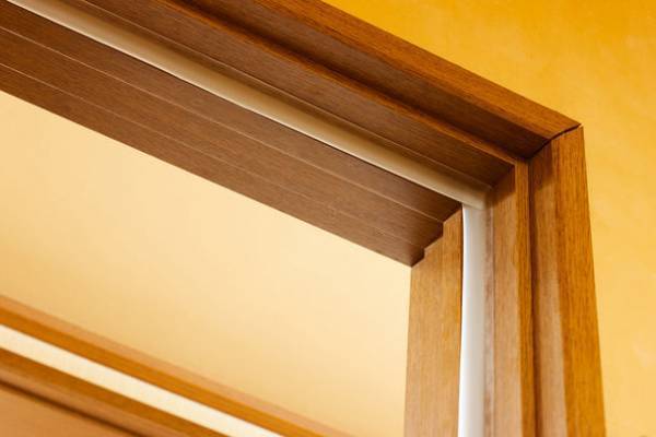 すきま風が気になる窓やドアに貼るだけで暖房効果アップ！「すきま風チューブクッション窓ドア用」10/1販売開始