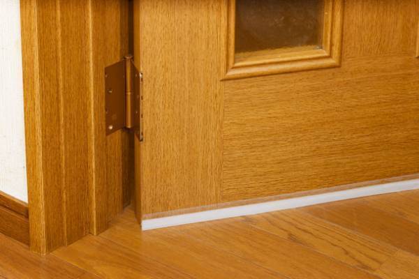 すきま風が気になる窓やドアに貼るだけで暖房効果アップ！「すきま風チューブクッション窓ドア用」10/1販売開始