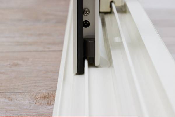 すきま風が気になる窓やドアに貼るだけで暖房効果アップ！「すきま風チューブクッション窓ドア用」10/1販売開始