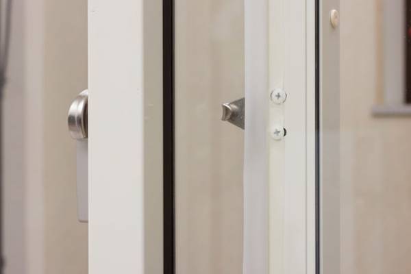 すきま風が気になる窓やドアに貼るだけで暖房効果アップ！「すきま風チューブクッション窓ドア用」10/1販売開始