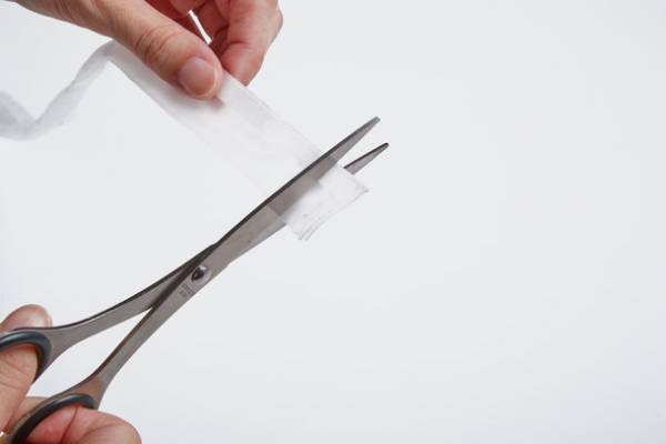 すきま風が気になる窓やドアに貼るだけで暖房効果アップ！「すきま風チューブクッション窓ドア用」10/1販売開始