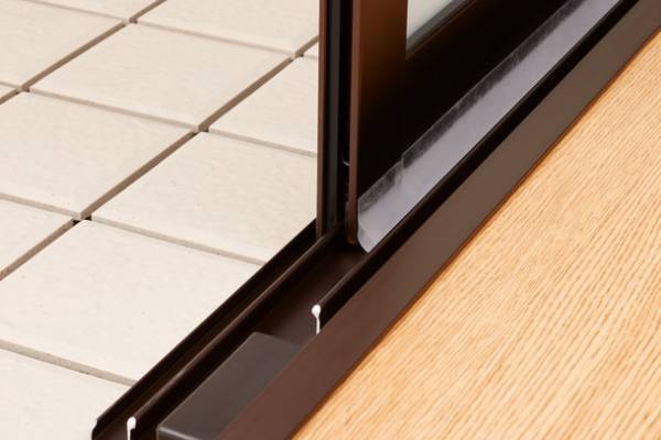 すきま風が気になる窓やドアに貼るだけで暖房効果アップ！「すきま風チューブクッション窓ドア用」10/1販売開始