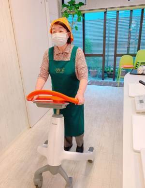 料理体験型デイサービス「なないろクッキングスタジオ 自由が丘」がパーソナルな歩行訓練もできる二刀流デイサービスに！パナソニック歩行トレーニングロボットを2022年9月より導入開始