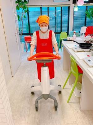 料理体験型デイサービス「なないろクッキングスタジオ 自由が丘」がパーソナルな歩行訓練もできる二刀流デイサービスに！パナソニック歩行トレーニングロボットを2022年9月より導入開始