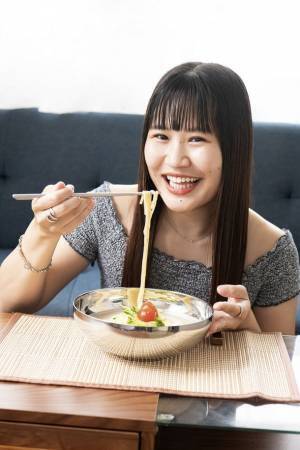 Qoo10 Presents「ドラマ観ながら、なに食べよ？」大関れいかの心もほっこり♪「うまっ！優しい味♪」残暑にぴったり！五感を癒してくれる映画＆コングクス