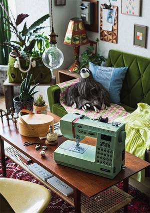 「ミシンって、サステナブル。」アップサイクルはミシンの得意技。'70年代レトロデザインミシン「Epolku OVI(エポルク オヴィ)」10月1日発売。