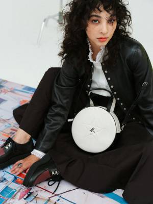 アニエスベー、2022年秋の新作コレクションを展開　カーディガンプレッションやバッグでカラーを楽しめる新作をラインアップ