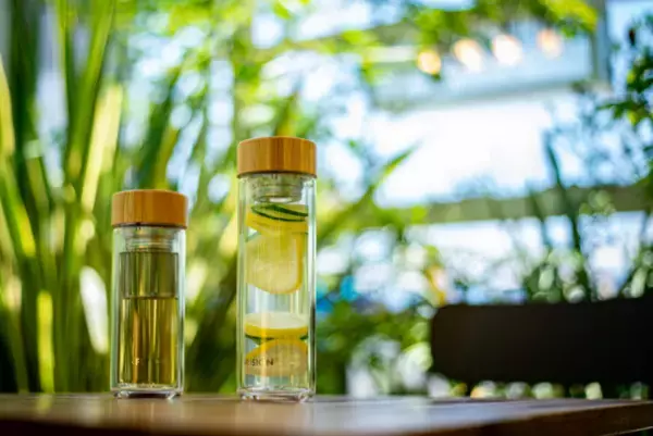 茶こし付き二重構造ガラスボトルの「INFUSION」全国の店舗で、オンラインで、9月より一般販売スタート！