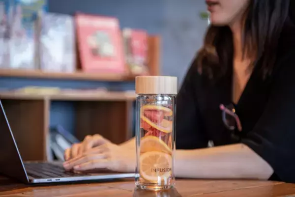 茶こし付き二重構造ガラスボトルの「INFUSION」全国の店舗で、オンラインで、9月より一般販売スタート！