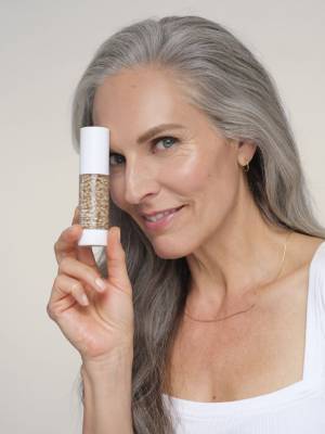 “ザ・スキンケアメイクアップ”のジェーン・アイルデールからシグネチャーアイテム「リキッドミネラル」が「ハイドロピュア ティントセラム」として10月15日新登場！