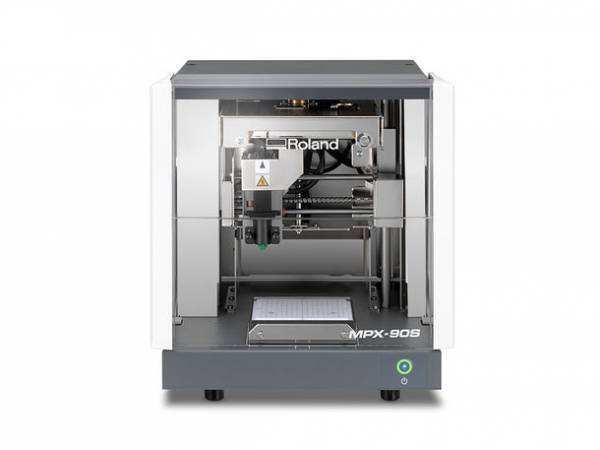 金属素材を使ったプレミアムなオリジナルグッズが簡単に製作できるデスクトップタイプのメタルプリンター　VersaSTUDIO MPX-90S発表