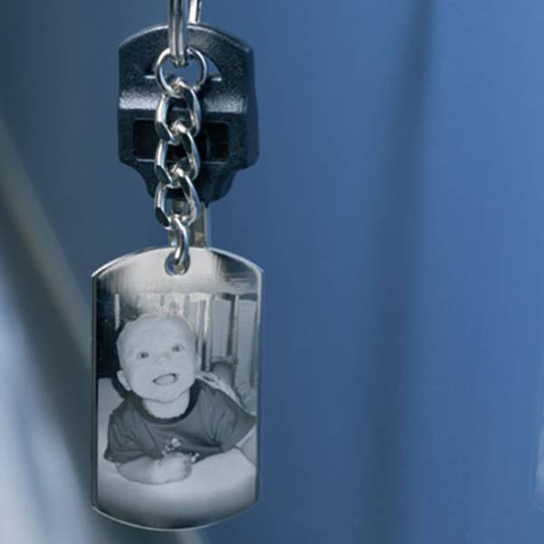 金属素材を使ったプレミアムなオリジナルグッズが簡単に製作できるデスクトップタイプのメタルプリンター　VersaSTUDIO MPX-90S発表