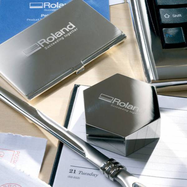 金属素材を使ったプレミアムなオリジナルグッズが簡単に製作できるデスクトップタイプのメタルプリンター　VersaSTUDIO MPX-90S発表