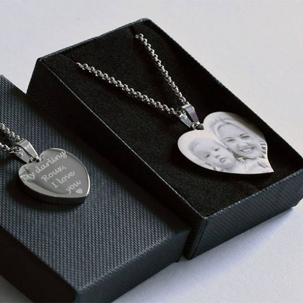 金属素材を使ったプレミアムなオリジナルグッズが簡単に製作できるデスクトップタイプのメタルプリンター　VersaSTUDIO MPX-90S発表