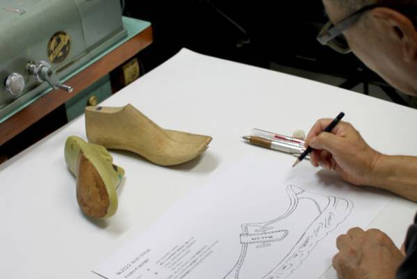 ウイルスや菌を家の中に持ち込まない靴！医療従事者用“抗ウイルス素材シューズ”を一般家庭向けに先行予約販売開始