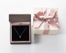 ～多様で自由な時代が求めた、新しい“プロポーズジュエリー”～Engagement Necklace