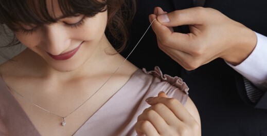 ～多様で自由な時代が求めた、新しい“プロポーズジュエリー”～Engagement Necklace