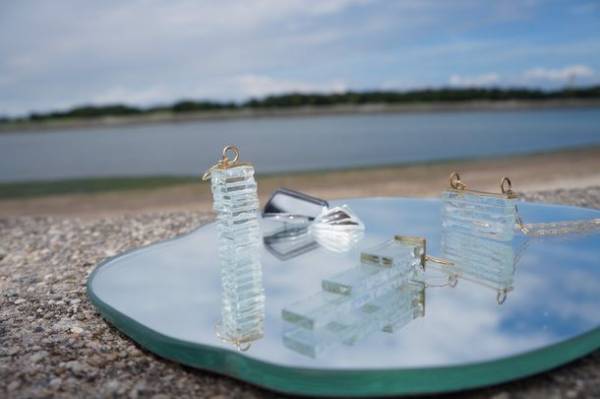 廃棄される建築用ガラスが唯一無二のアクセサリーに生まれ変わる　ガラス屋3代目が挑むクラウドファンディング9/9開始