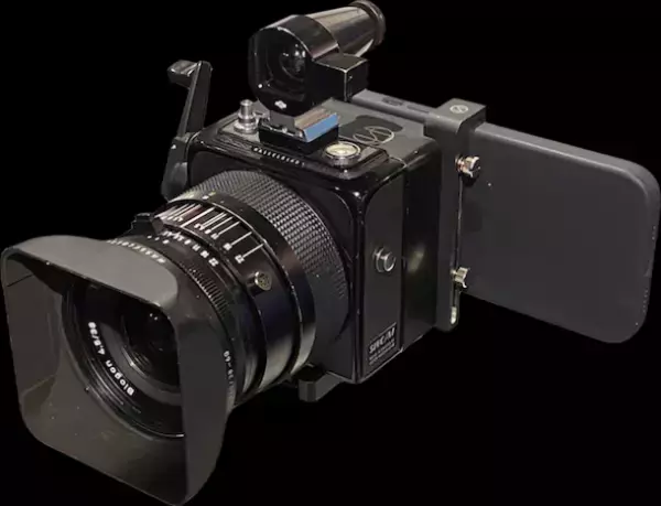 フィルムカメラがiPhoneでデジカメに！「デジスワップ」のハッセルブラッド用をMakuakeにて11月中旬より公開