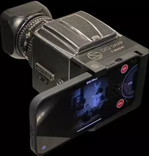 フィルムカメラがiPhoneでデジカメに！「デジスワップ」のハッセルブラッド用をMakuakeにて11月中旬より公開