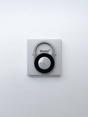 チタン製AirTag専用カラビナ「theta」クラウドファンディングを開始