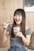 Qoo10 Presents「ドラマ観ながら、なに食べよ？」　大関れいかも舌鼓！「うま！これマジで美味しい♪」食欲の秋に食べるトッポギは“痛快ごはん”