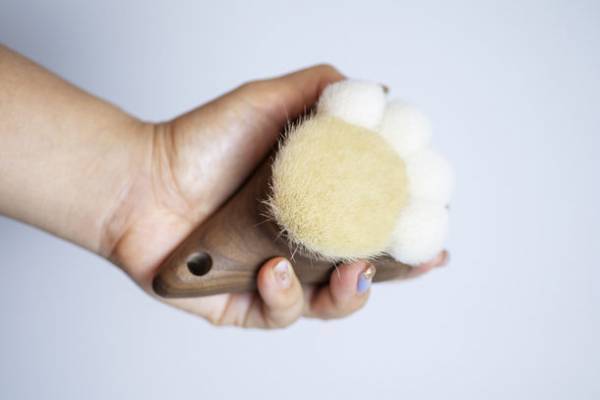 猫の手も借りたい？熊野筆で作ったネコ型ボディブラシでスキンケア　応援購入サービス「Makuake(マクアケ)」にて10月9日(日)まで期間限定先行販売