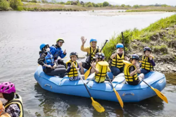 親子で楽しみながら学べる！京都・亀岡で体験できる保津川ラフティングエコツアーを2022年10月に開催！