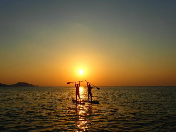 石垣島の海の上でカヤックやSUPに揺られながら夕陽を眺める　2022年11月よりサンセットツアーの内容がリニューアル