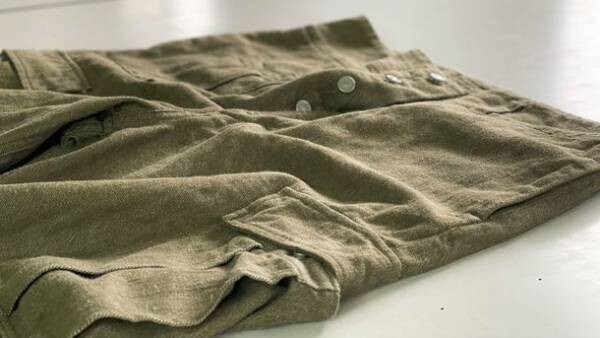 デニムの本場・岡山で織られたグリーンデニムを使用　カーゴパンツ「THE GREEN DENIM PANTS #01」を販売