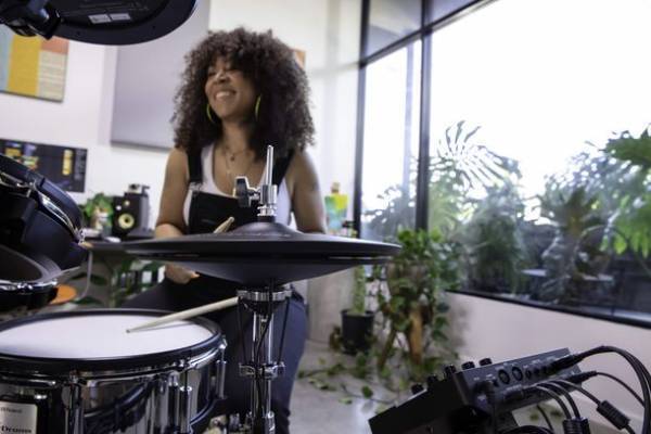 高品位のサウンドと演奏性を自宅で楽しめる電子ドラムの最新モデル2機種を発売