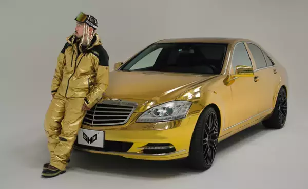 ラッパーSHOがタナベスポーツのプライベートブランド「nnoum(ノアム)」とコラボ！ゴールドベンツにちなんだ“金ピカ”ド派手なアイテムを限定数量発売！