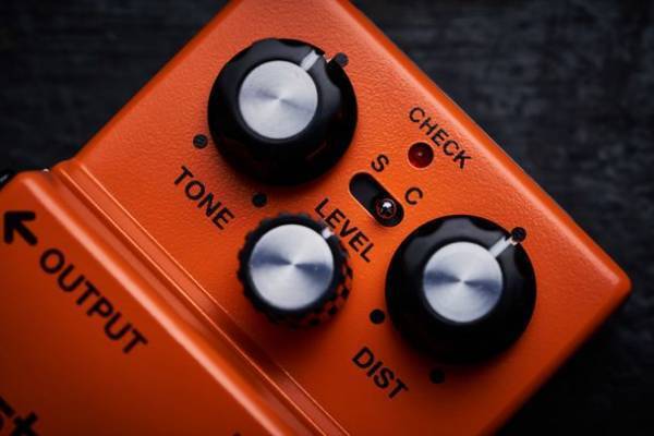 BOSSのエフェクター「技クラフト・シリーズ」の最新モデル『DS-1W』を発売