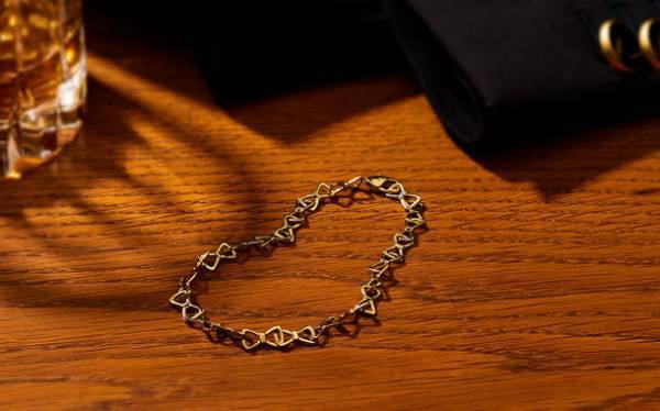 ファインジュエリーブランド「GENTLEMAN」がラグジュアリーファッション誌『LEON』とスペシャリティストア『STRASBURGO』とのトリプルネームコラボレーションアイテムを10月25日(火)に発売