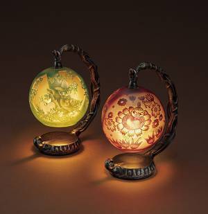 ムーミン谷から抜け出したかのような情景にやさしい光を灯すハンドメイドの彫刻ガラスランプ新発売！