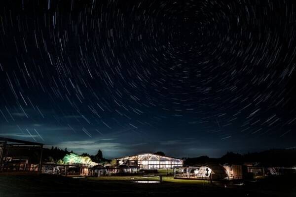 北欧のオーロラ観察をモチーフとしたグランピング施設内に満天の星と天空露天風呂が楽しめるキャンプ場をオープン