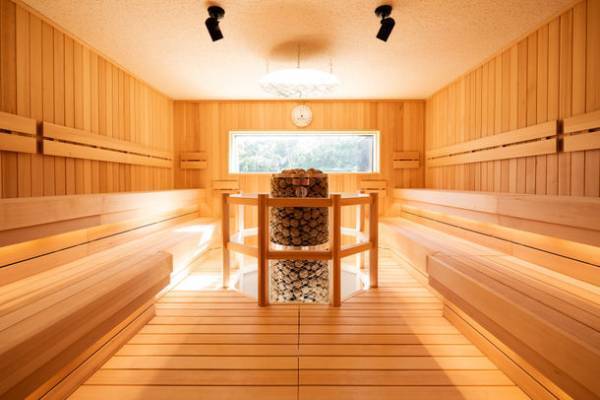 北欧のオーロラ観察をモチーフとしたグランピング施設内に満天の星と天空露天風呂が楽しめるキャンプ場をオープン