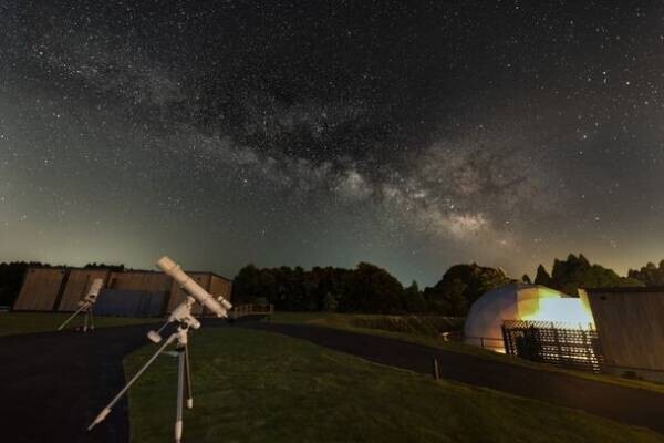 北欧のオーロラ観察をモチーフとしたグランピング施設内に満天の星と天空露天風呂が楽しめるキャンプ場をオープン