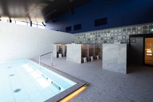 北欧のオーロラ観察をモチーフとしたグランピング施設内に満天の星と天空露天風呂が楽しめるキャンプ場をオープン