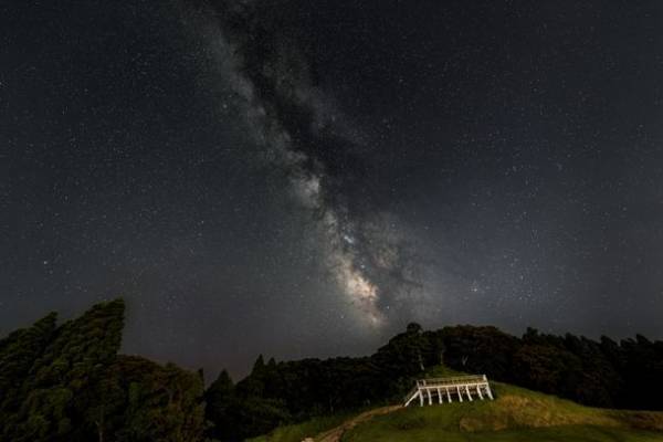 北欧のオーロラ観察をモチーフとしたグランピング施設内に満天の星と天空露天風呂が楽しめるキャンプ場をオープン