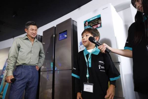 キングカズが国立競技場で試合を行った翌日にプロジェクトアンバサダーを務めるハイセンスジャパン本社を訪問！