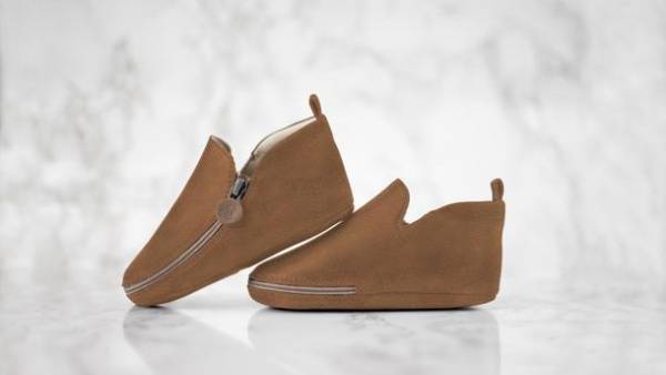 パカっと全開、すっぽり包むだけ。3秒で履ける本革製ベビーシューズ、ブクビーベビーが2022年度グッドデザイン賞受賞