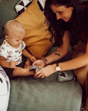 パカっと全開、すっぽり包むだけ。3秒で履ける本革製ベビーシューズ、ブクビーベビーが2022年度グッドデザイン賞受賞