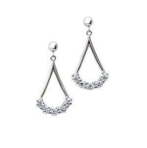 《 NYの洗練が輝く　自分へのご褒美ジュエリー 》